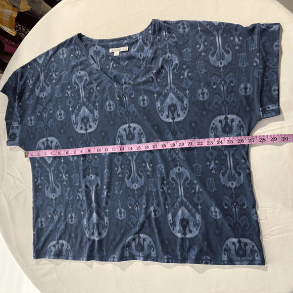 Chico's Zenergy Womens Ikat Print V-neck Tee Size 4 or US XXL Blue Short Sleeve - Picture 5 of 6